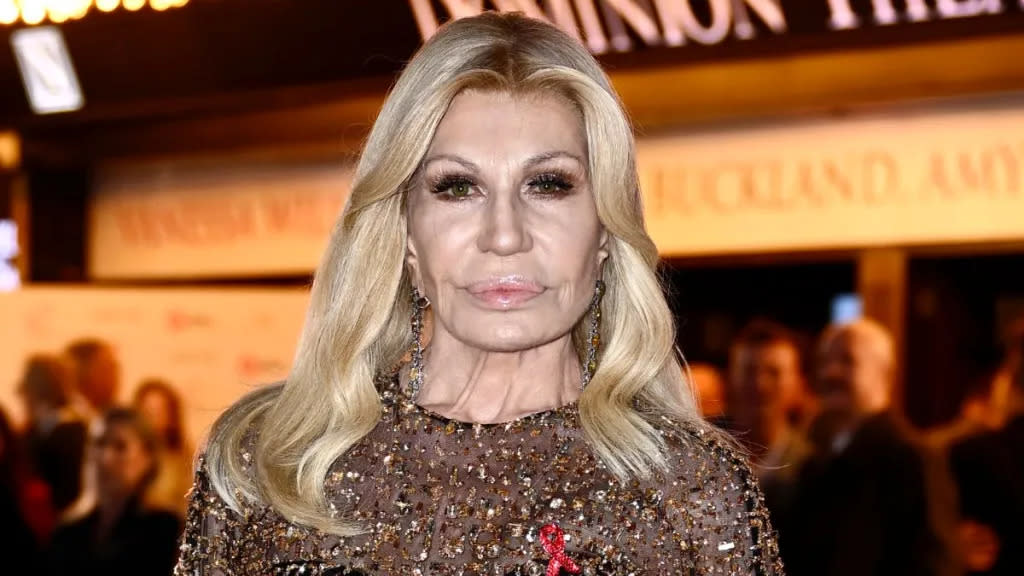 Donatella Versace: the iconic look at 69, whose secrets inform her amazing metamorphosis